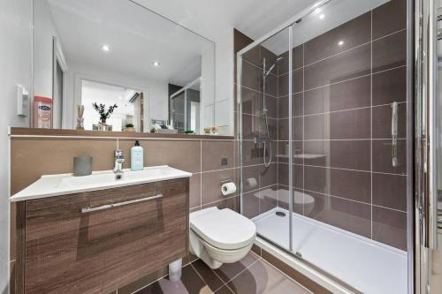 Brand new apartment 20 mins from London Waterloo BP34, Londra (foto 7)