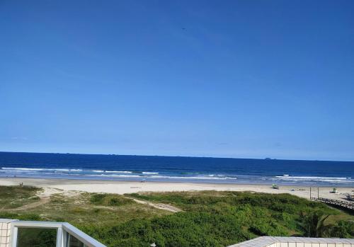 . Apartamento de cobertura na beira mar e de frente para o mar. Vista maravilhosa.