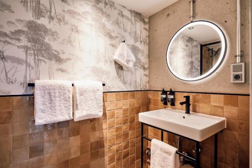 room detail thumbnail 2
