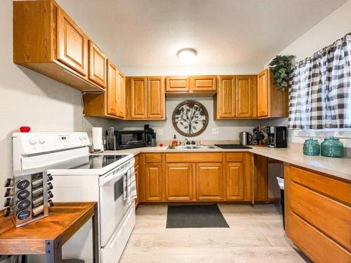 New Bungalow! / Central Location Near Fairgrounds in Pueblo, USA