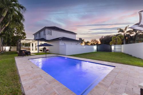 Exterior view, Miami Getaway Heated Pool Villa with Mini Golf & BBQ in South Miami Heights