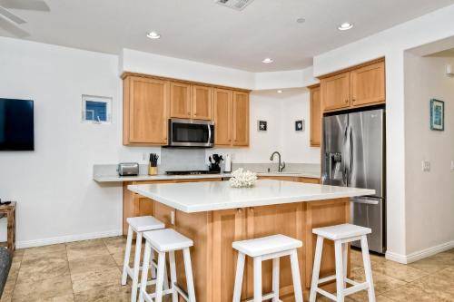 Walk to Beach - Rooftop Deck - Close to Everything in Oceanside, USA