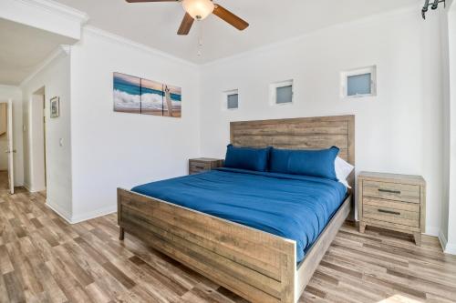 Walk to Beach - Rooftop Deck - Close to Everything in Oceanside, USA