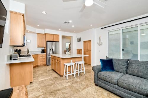 Walk to Beach - Rooftop Deck - Close to Everything in Oceanside, USA