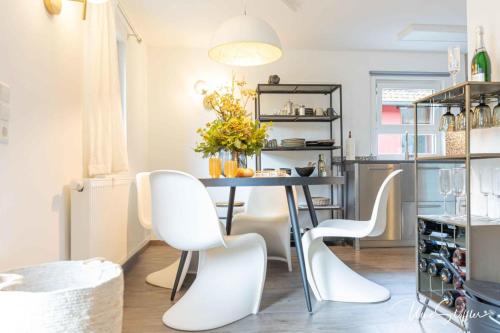 Freistehendes Ferienhaus Schrat mit Kamin in idyllischer Lage am Waldrand unterhalb eines Wellness-Hotels - main image