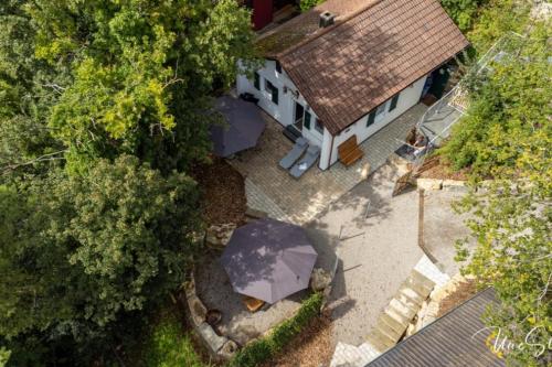 Freistehendes Ferienhaus Schrat mit Kamin in idyllischer Lage am Waldrand unterhalb eines Wellness-Hotels - image 12