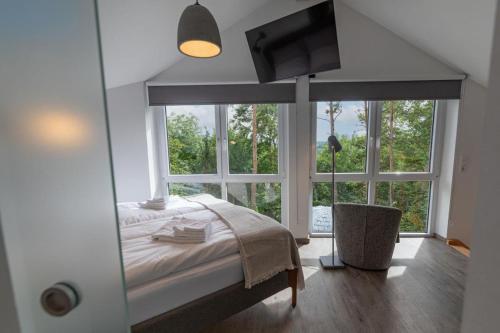 Freistehendes Ferienhaus Wald mit Kamin iin idyllischer Lage am Waldrand unterhalb eines Wellness-Hotels - image 7