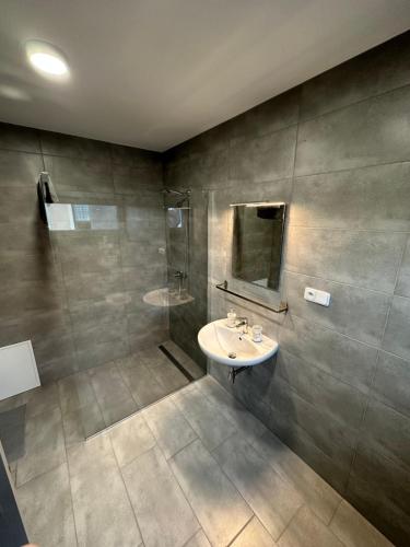 ฝักบัว, Restaurace - penzion Bavorsky dvur in เซเซมิช