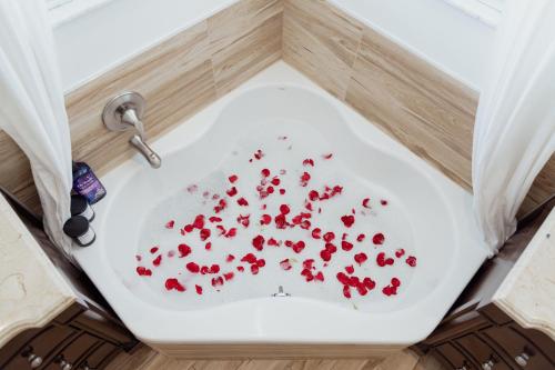 Hot tub, Miami Getaway Heated Pool Villa with Mini Golf & BBQ in South Miami Heights
