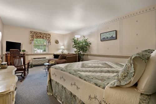 Country Living Inn - image 2