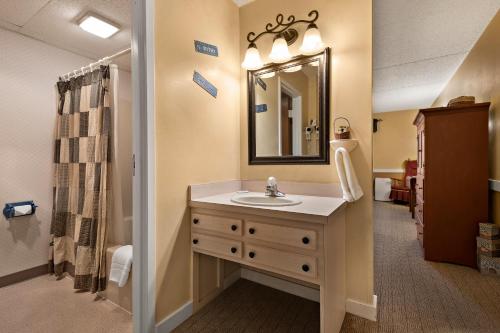 Country Living Inn - image 6