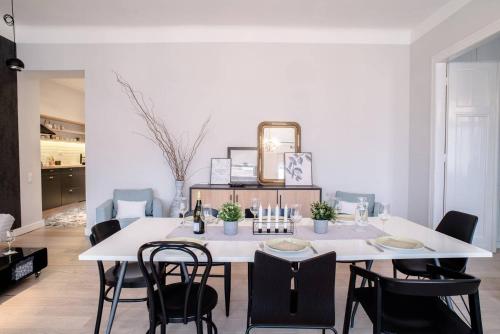 Stunning new central home near Basilica - image 9