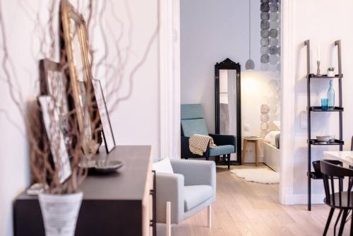 Stunning new central home near Basilica - image 3