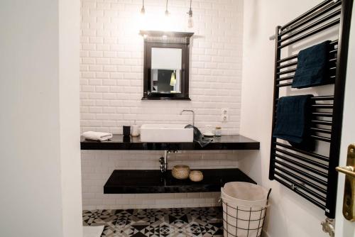 Stunning new central home near Basilica - image 3