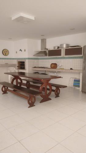 Casa com 6 suítes e piscina, a 160m da praia, 8km UniPRF