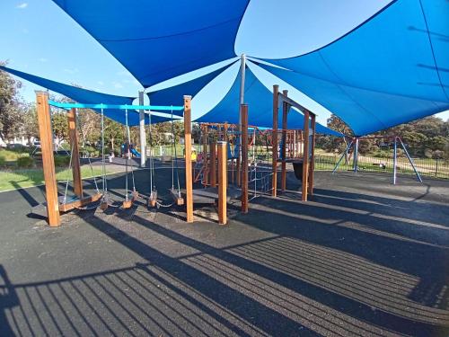 Playground, Brand NEW VIP Luxury 5/5 Star Beachside Escape in Little Bay