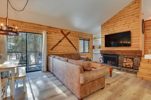 Keystone Condo with Hot Tub Access 2 Mi to Slopes! in Keystone, USA