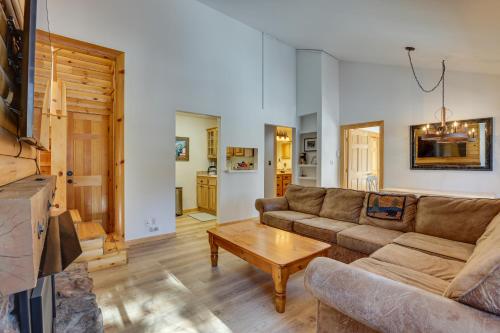 Keystone Condo with Hot Tub Access 2 Mi to Slopes! in Keystone, USA