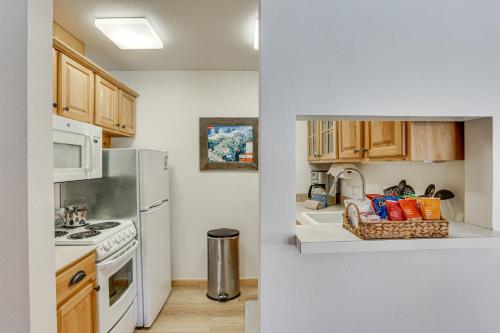 Keystone Condo with Hot Tub Access 2 Mi to Slopes! in Keystone, USA