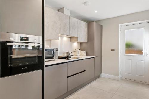 Luxury New Build 4/5 bed House in Ascot - Private Garden & Parking