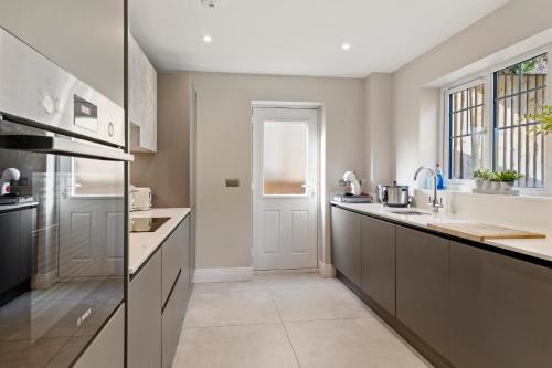 Luxury New Build 4/5 bed House in Ascot - Private Garden & Parking