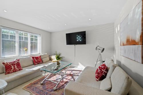 Luxury New Build 4/5 bed House in Ascot - Private Garden & Parking