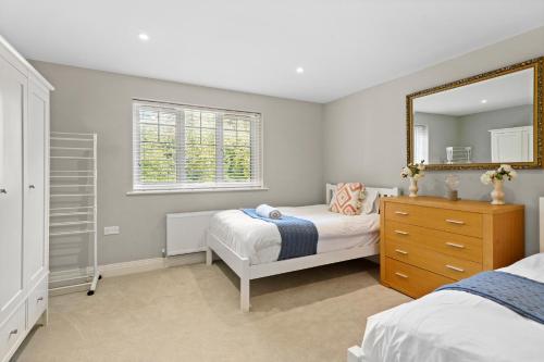 Luxury New Build 4/5 bed House in Ascot - Private Garden & Parking