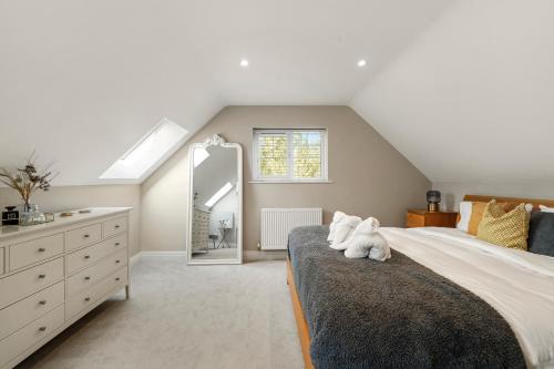 Luxury New Build 4/5 bed House in Ascot - Private Garden & Parking