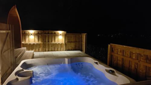 Джакузі, Devonknowes lodges in Тілліколтрі