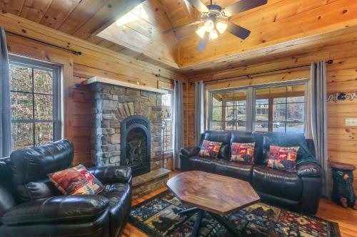Wardensville Cabin with Hot Tub, Creek and Fire Pit! in Wardensville, USA
