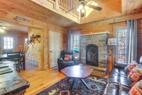 Wardensville Cabin with Hot Tub, Creek and Fire Pit! in Wardensville, USA
