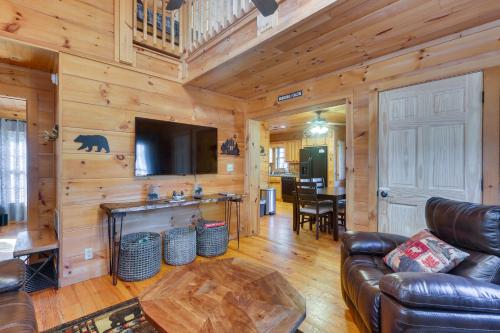 Wardensville Cabin with Hot Tub, Creek and Fire Pit! in Wardensville, USA