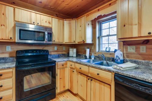 Peaceful Wardensville Cabin with Fire Pit!