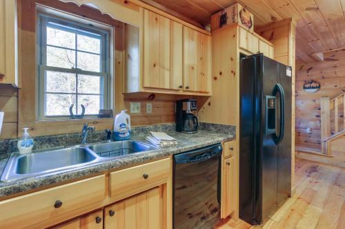 Peaceful Wardensville Cabin with Fire Pit!