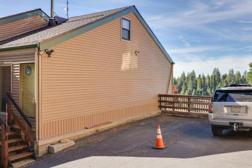 Strawberry Townhouse Walk to Leland Snowplay! in Pinecrest (CA)