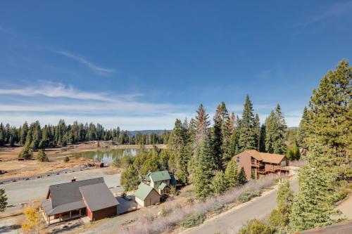 Strawberry Townhouse Walk to Leland Snowplay! in Pinecrest (CA)