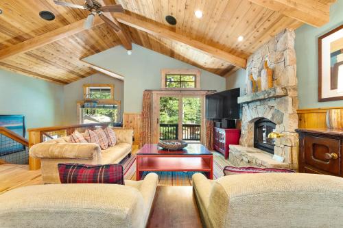 Emerald Retreat on the West Shore - 3 BR with Hot Tub, Pool Table, Wooded Views photo 2