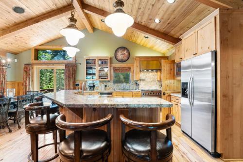 Emerald Retreat on the West Shore - 3 BR with Hot Tub, Pool Table, Wooded Views photo 4