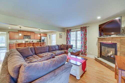 Ellicottville Townhome with Hot Tub about 2 Mi to Skiing