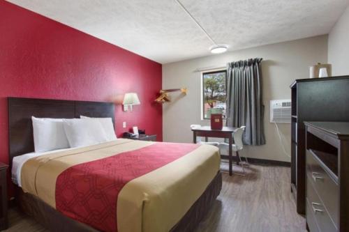 1 Queen Bed, Smoking, Refrigerator & Microwave