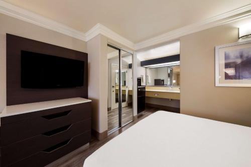 Best Western Inn & Suites Lemoore - main image