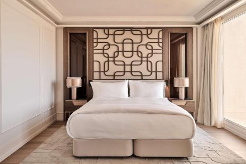 1 queen bed, 1 sofa bed