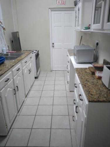 ห้องครัว, Hilltop View Guesthouse in แคพ เอสเตท