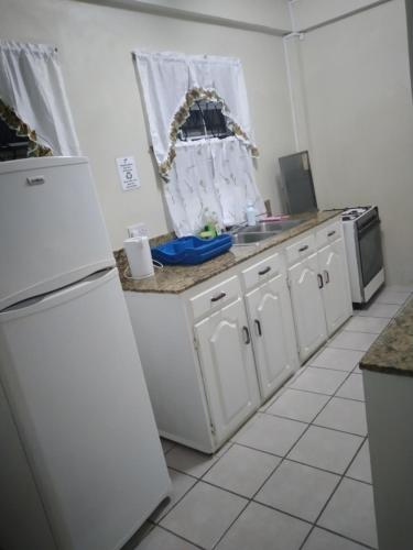 ห้องครัว, Hilltop View Guesthouse in แคพ เอสเตท