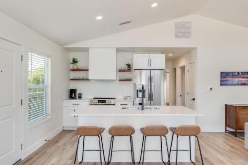 Bright New Beach House with In- Law Suite -- 2 blocks to beach! in St. Augustine, USA
