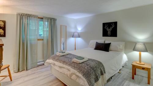 Chalet dans les arbres. 3 ch. /trees house 3bdr in Lac Sainte-Marie (QC)