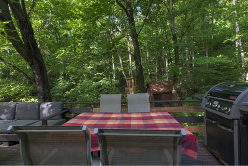 Erkély/terasz, Chalet dans les arbres. 3 ch. /trees house 3bdr in Lac Sainte-Marie (QC)