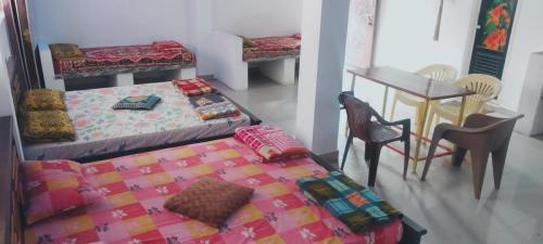 2 queen beds, 4 twin beds
