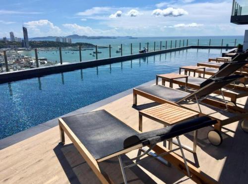 The BASE Central PATTAYA Quiet Room with Infinity Pool & Free Netflix