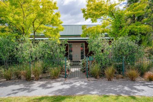 Green Oasis - Cromwell Holiday Home